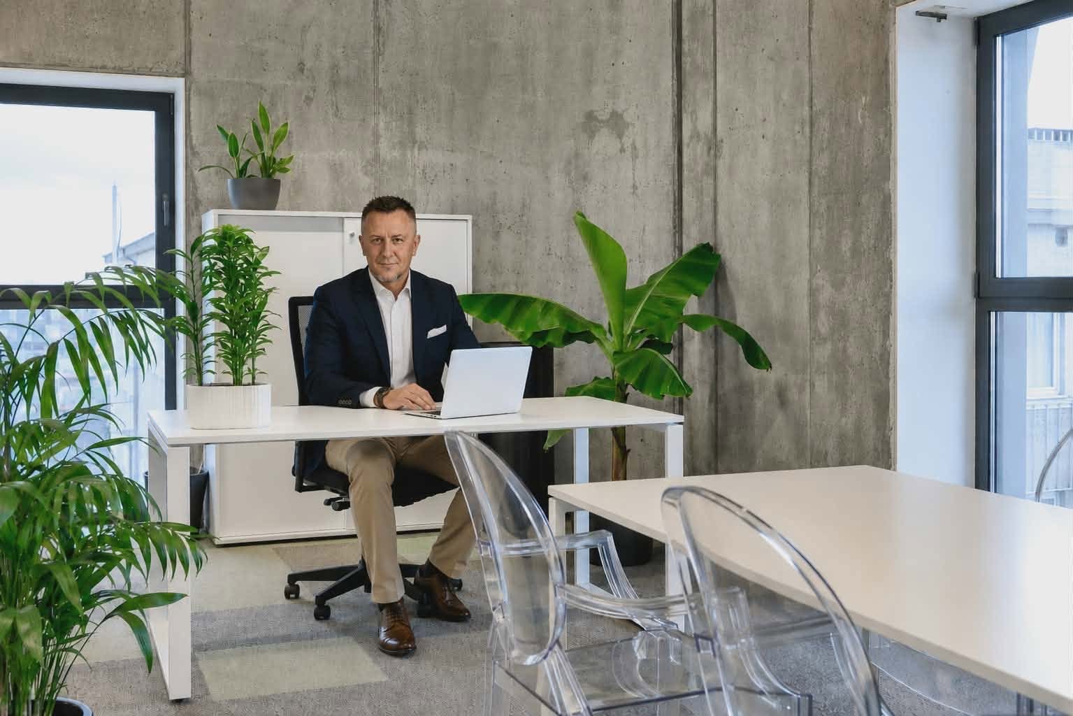Jacek Dryjański w biurze kancelarii